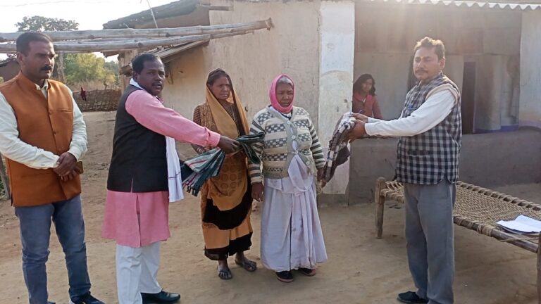 भाजपा कार्यकर्ताओं द्वारा किया गया जरूरतमन्दों में कंबल वितरण।