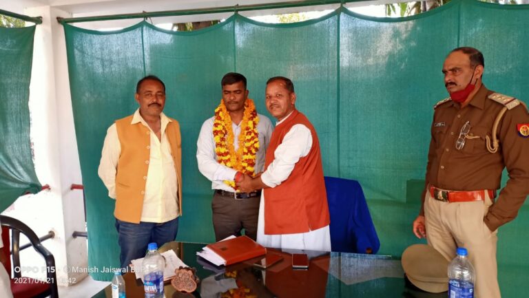 अमवार चौकी इंचार्ज जितेंद्र कुमार की हुई भावभीनी विदाई।