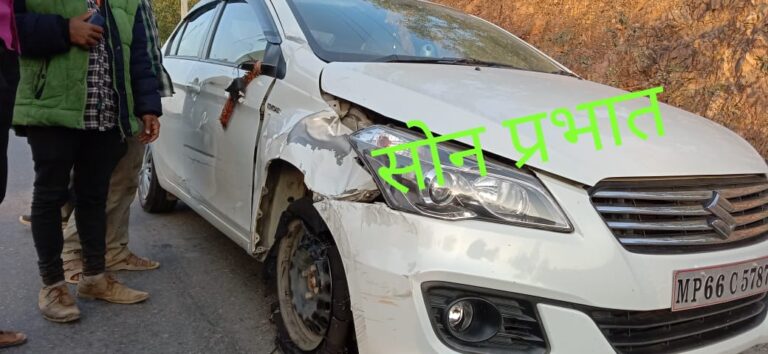 कार व बाइक में जोरदार टक्कर, दो घायल।