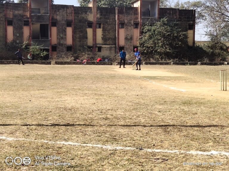 डाला प्रीमियर लीग में ओबरा राम मंदिर और जेपीएल ओबरा के बीच मैच खेला गया।