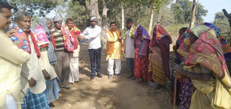 हीराचक गांव के भुइयां बस्ती में डीसीएफ चेयरमैन ने किया कम्बल वितरण।