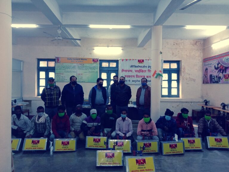 डाला-: बेरोजगार स्थानीय युवकों को साइकिल, हैण्डपम्प रिपेयरिंग का प्रशिक्षण देकर उन्हें दिया उपकरण।