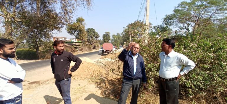 अवर अभियंता ने महुली में एनएच के नाली निर्माण को देखा कहा “अब निर्माण में अल्ट्राटेक सीमेंट का होगा प्रयोग।”