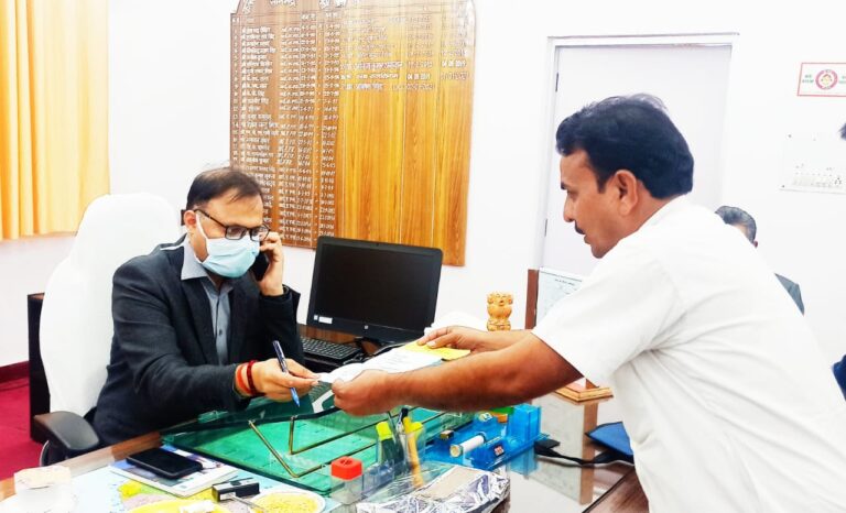 व्यापारियों का उत्पीड़न को लेकर ज्ञापन जिलाधिकारी सोनभद्र को सौंपा।