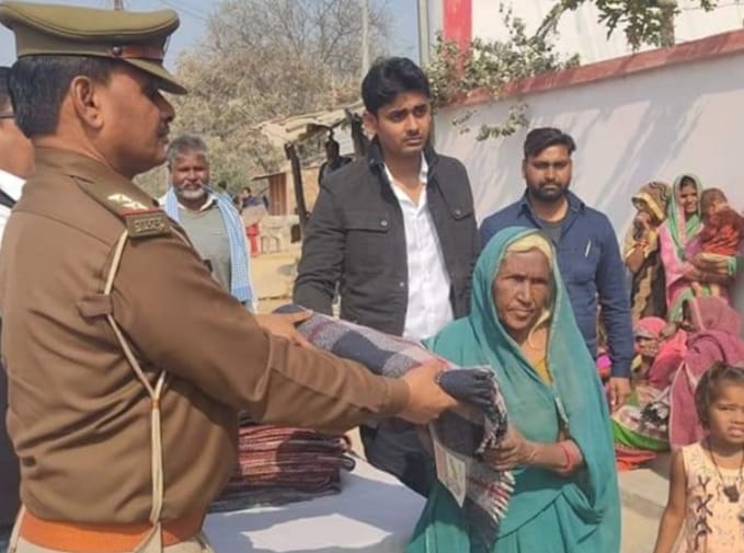 डाला-: चौकी इंचार्ज ने असहाय और जरूरतमंद में बांटे कम्बल।