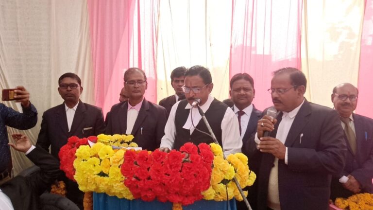 दुद्धी बार एसोसिएशन का शपथ ग्रहण समारोह उल्लास पूर्वक मनाया गया।