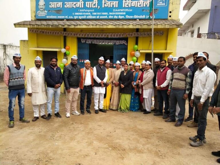 आम आदमी पार्टी कार्यकर्ताओं ने 72वें गणतंत्र दिवस जिला कार्यालय बैढ़न में मनाया।