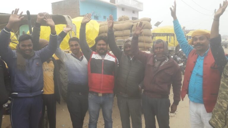 विपणन केन्द्र वैनी में धान खरीद बंद होने से क्षुब्ध होकर किसानों ने किया प्रदर्शन।
