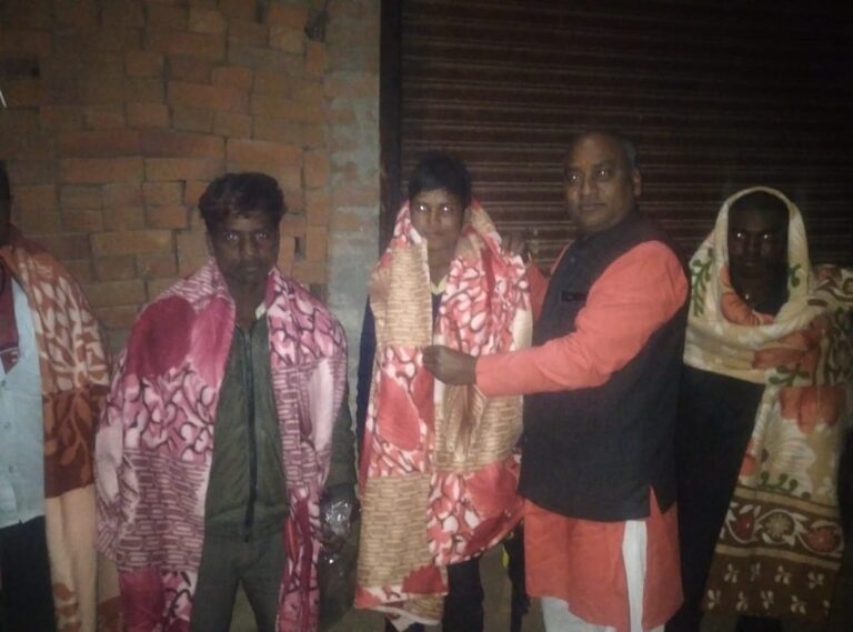 भाजपा नेता समाजसेवी संजीव अग्रवाल लगातार जरूरतमन्दों को वस्त्र, कम्बल आदि उपलब्ध करा रहे।