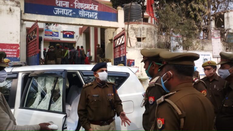 सोनभद्र एसपी ने किया विंढमगंज थाने का आकस्मिक निरीक्षण, गांव के चौकीदारों को बांटे कम्बल, दिए दिशानिर्देश।