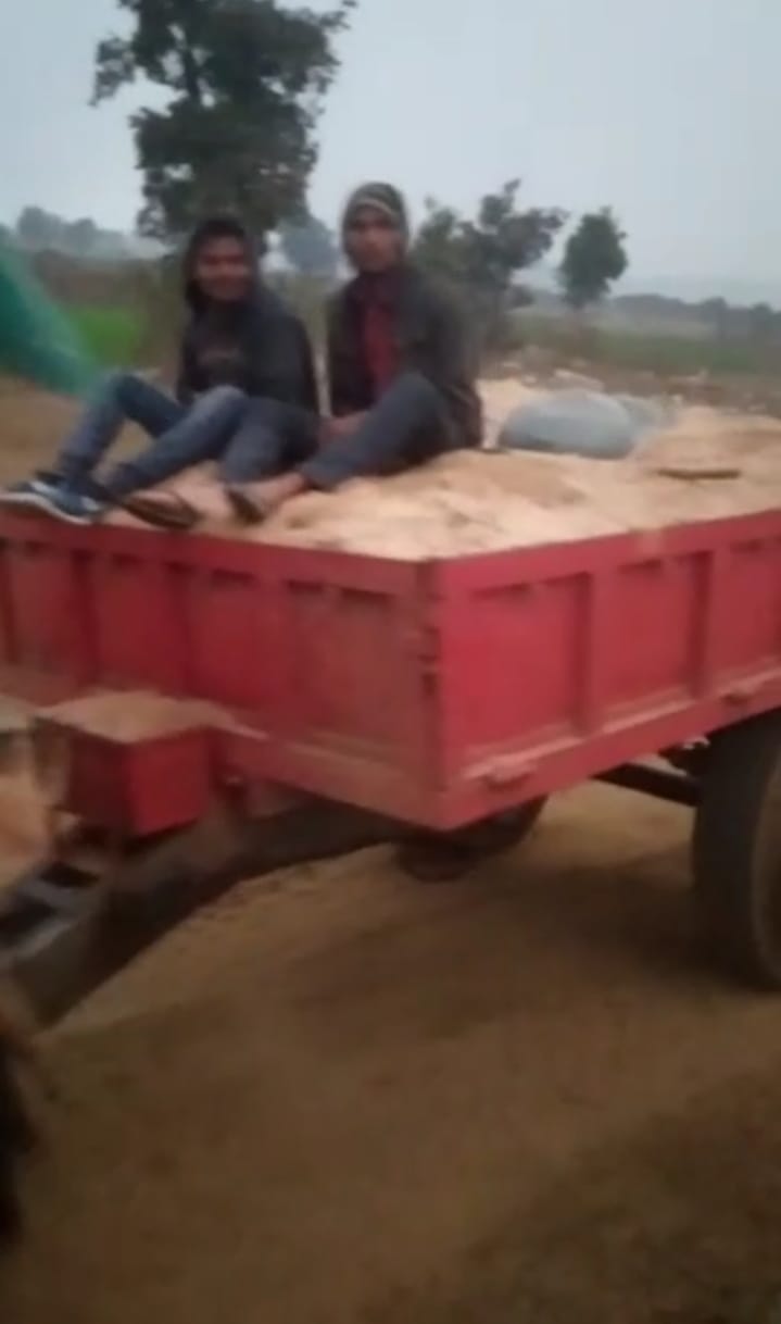 वनाधिकारियों के सह पर हरपुरा धूर घाट पर दिन में हो रहा अवैध बालू खनन।