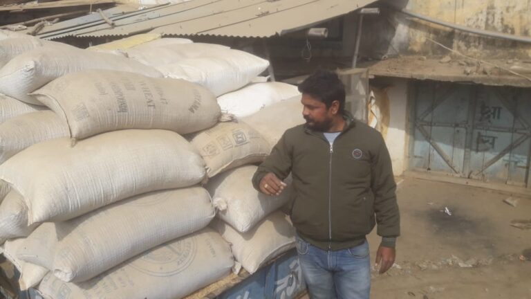 हाट शाखा केन्द्र वैनी में किसानों के साथ नाइंसाफी, ट्रैक्टर पर लदे धान की बोरी चोरी।