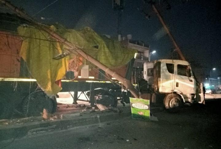 कोयले से लदी हाईवा ने बिजली के चार खंभों में मारी टक्कर, नगर की बिजली हुई गुल।