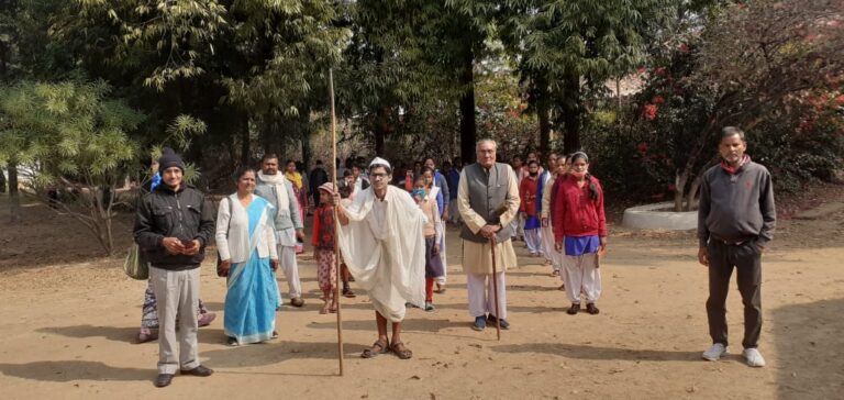 महात्मा गांधी के शहादत दिवस पर आश्रम मोड़ पर व्यापारियों व समाजसेवी ने किया श्रमदान, कैंडल मार्च भी निकाला गया।