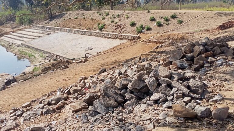 निर्माणाधीन छठ घाट निर्माण सामग्री के इंतजार में 3 माह से पड़ा अधूरा, आक्रोश।