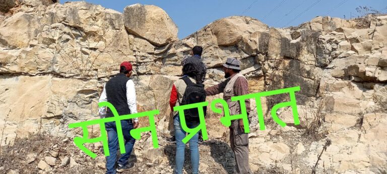 खनन क्षेत्र में जीवाश्म , फॉसिल्स पर शोध कर रही टीम।