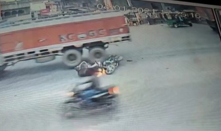 चोपन सोन पुल बना एक्सिडेंटल ब्रिज, फिर गयी एक बाइक सवार की जान, एक घायल।सीसी कैमरे में कैद हुई घटने की वीडियो।