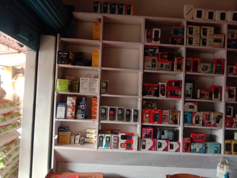 मोबाइल की दुकान से लाखों की चोरी,एक मांह के अन्दर खलियारी बाजार में दर्जनों चोरियों से व्यापारियों में दहशत।