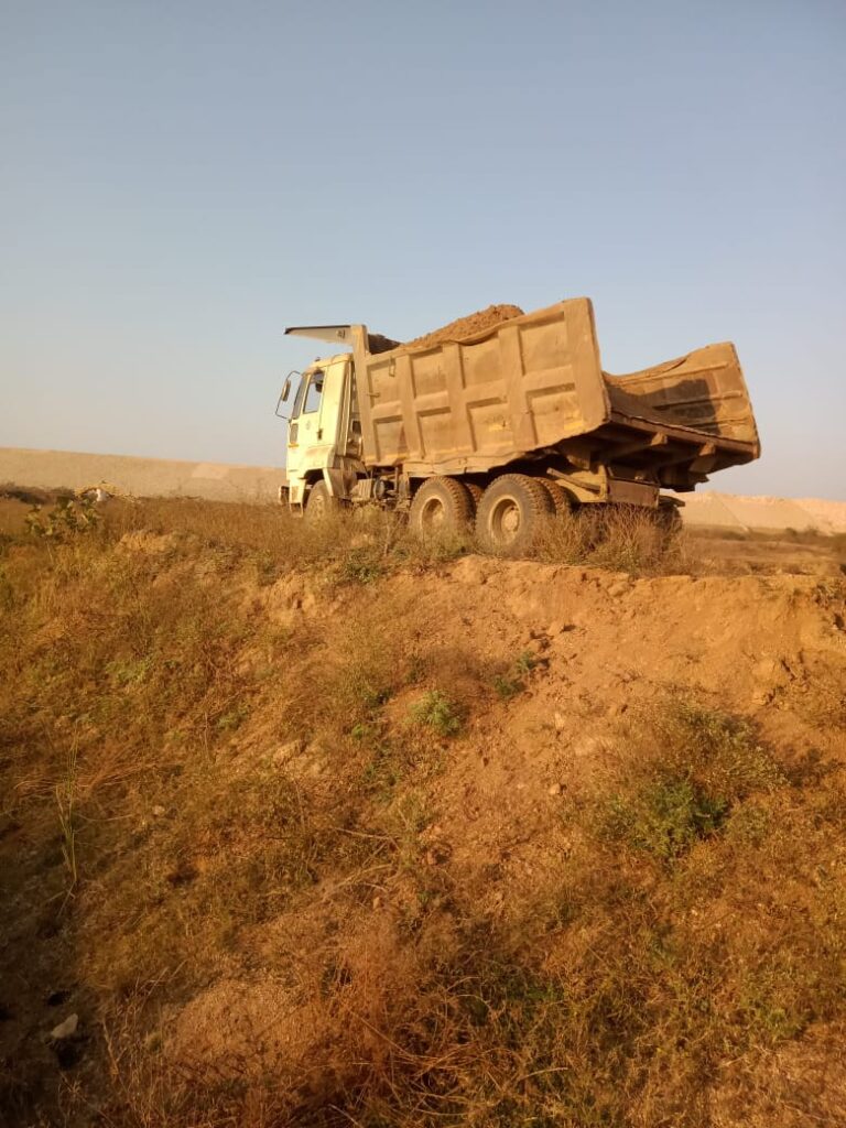 एच ई एस कंपनी द्वारा हजारों ट्रक अवैध बालू मानक को ताक पर रखकर ढोई  जा रही।
