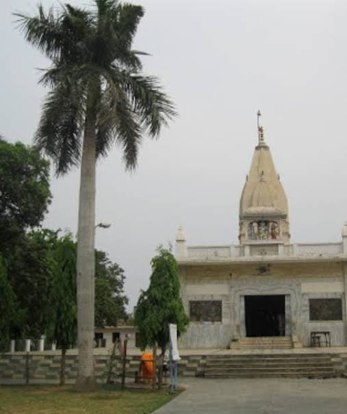 दुःखद- : राधा कृष्णा मंदिर रेणुकूट के संस्थापक बाबा कृष्णानंद का 104 वर्ष की उम्र में हुआ निधन।
