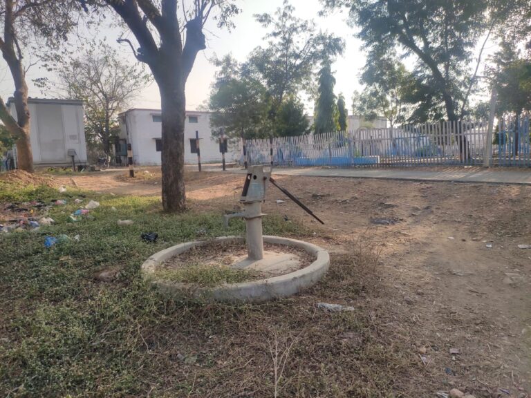 वर्षों से आदर्श नगर पंचायत दुद्धी वार्ड नंबर 2 रेलवे स्टेशन पर हैंडपंप खराब, रहवासी प्यासे परेशान।