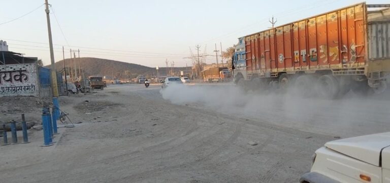 डाला-: राजमार्ग सड़क से उड़ रही धूल से लोग बेहाल, निजात की मांग।