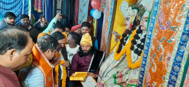 नटवर नंद किशोर के रासलीला का भाजपा जिलाध्यक्ष अजीत चौबे नें पूजा अर्चन कर किया शुभारंभ।