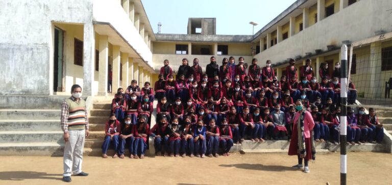 सीएचसी म्योरपुर से राष्ट्रीय बाल स्वास्थ्य कार्यक्रम की टीम ने राजा चन्डोल इंटर कॉलेज लिलासी में किया स्वास्थ्य परीक्षण।