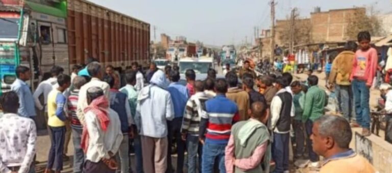 ट्रक व कार की टक्कर में एक घायल।