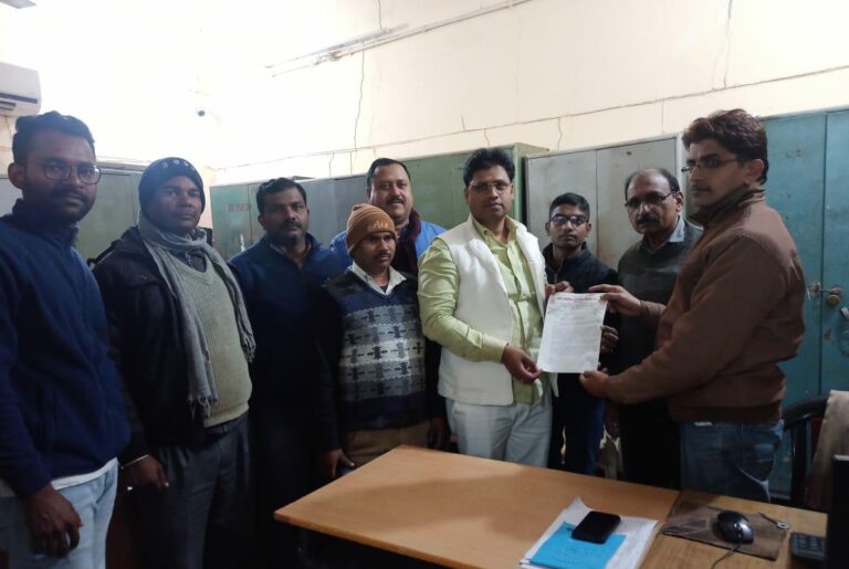 उत्तर प्रदेशीय प्राथमिक शिक्षक संघ के प्रदेश संगठन मंत्री / जिलाध्यक्ष योगेश पांडेय ने नवनियुक्त शिक्षकों के वेतन को लेकर सौंपा ज्ञापन।