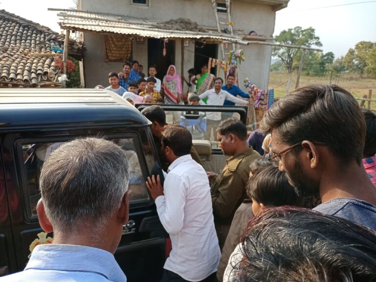 डायल 1090 -: महुली में दो मनचलो को पुलिस ने धर दबोचा।