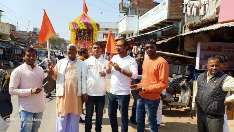 विश्व हिंदू परिषद के नेतृत्व में मर्यादा पुरुषोत्तम श्री राम जन्मभूमि समर्पण निधि की पदयात्रा घंटा, घड़ियाल के साथ राम भक्तों की निकाली।