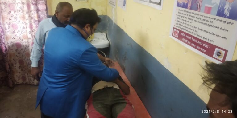 जाको राखे साइयां -: कोरियर वाहन अनियंत्रित होकर पलटी,चालक सहित सवार व्यक्ति घायल बाल बाल बचे ट्रक पर सवार लोग।