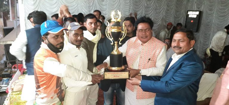 34 वें क्रिकेट टूर्नामेंट के फाइनल ट्राफी पर अनपरा का कब्जा।