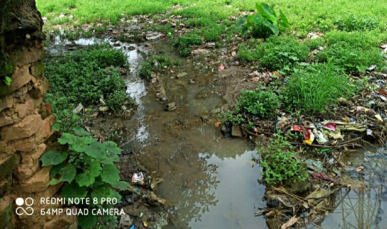 मुख्यमंत्री हेल्पलाइन पर शिकायत :- सेक्रेटरी अरशद खान द्वारा अधूरे नाली का निर्माण के शिकायत को फर्जी निस्तारित सहायक विकास अधिकारी पंचायत के मिलीभगत से करने का मामला तूल पकड़ा।