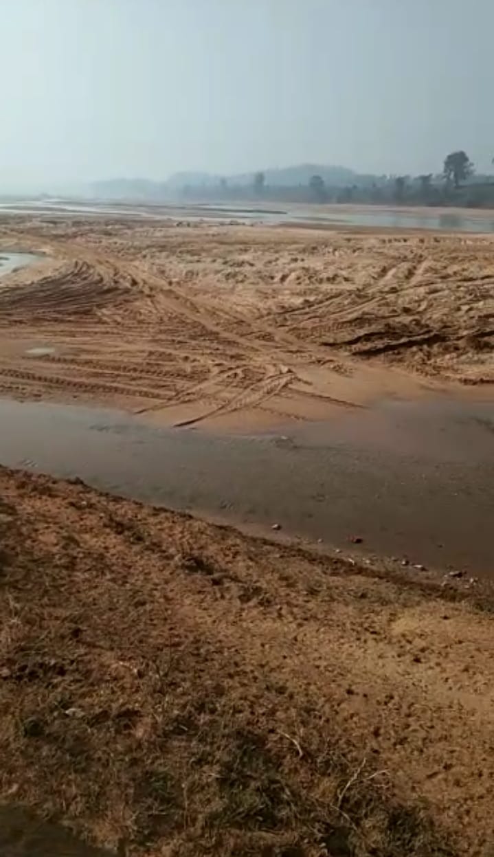 तीन दिनों से कोरगी व डूमरा कनहर नदी से हो रहा ताबड़तोड़ अवैध खनन।