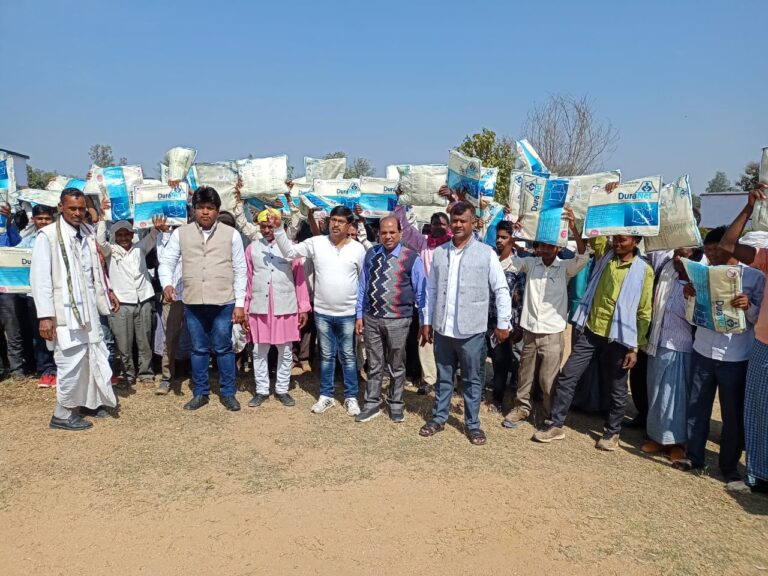 गुलालझरिया गांव में विधायक प्रतिनिधि दुद्धी ने बांटे मच्छरदानी।