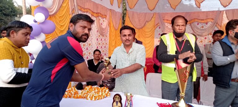 डीपीएल क्रिकेट टूर्नामेंट में डीसीए की टीम ने अनपरा को हराया।