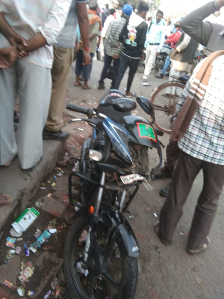 रेनुकूट में भीषण हादसा होते होते बचा, कई गाड़ियों के परखच्चे उड़े।