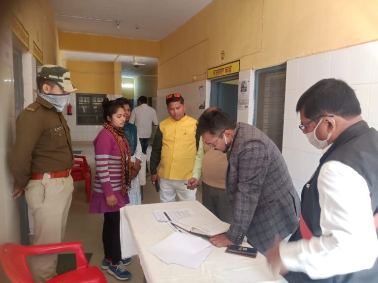 उप जिलाधिकारी दुद्धी रमेश कुमार एवं प्रभारी निरीक्षक कोतवाली दुद्धी पंकज सिंह आदि फ्रंटलाइन के वर्कर्स ने कोविड-19 टीकाकरण कराया।