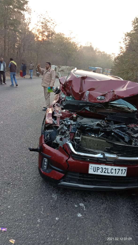 रोडवेज बस , कार और पिकअप में टक्कर,दो घायल।