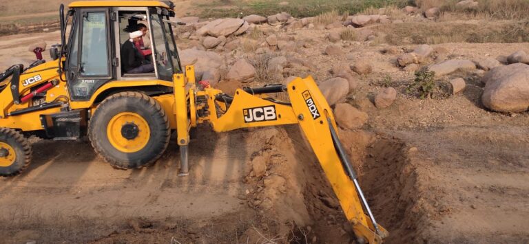 अवैध खनन रोकने के लिए वन विभाग ने सुरक्षा खाई जेसीबी से खुदवायी।