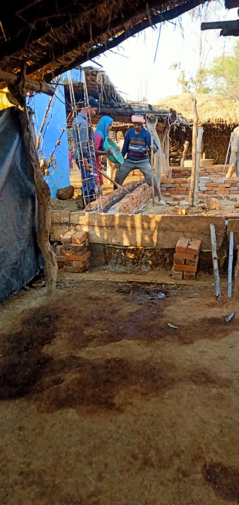 ग्राम प्रधान पर गलत तरीके से भूमि कब्जाने व आवास निर्माण को लेकर पीड़िता ने की शिकायत।