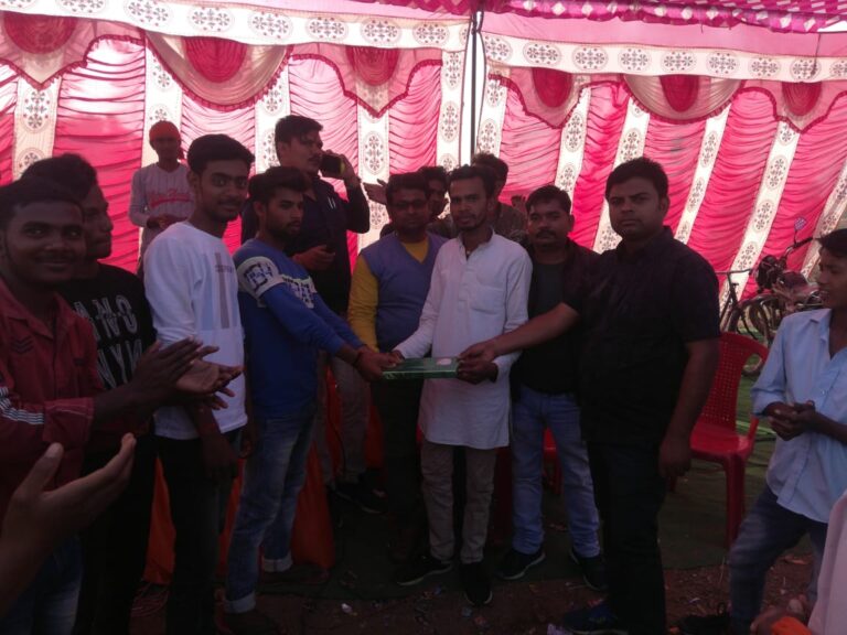 क्रिकेट टूर्नामेंट में दुद्धी को हराकर ढंगराघाट की टीम पहुची अगले चक्र में।