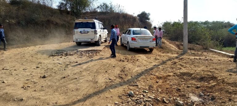 जिलाधिकारी पहुंचे अबाड़ी , पर्यटक सड़क के हालात को लेकर दिखे मायूस।