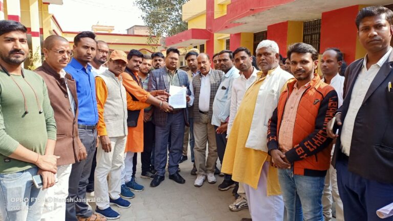 बिहिप/बजरंग दल दुद्धी प्रखण्ड के कार्यकर्ताओं ने दुद्धी उप जिलाधिकारी को महामहिम राष्ट्रपति के नाम दिया ज्ञापन।