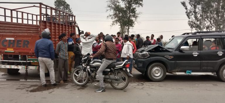 डीसीएम व स्कॉर्पियो में जोरदार टक्कर, बाल-बाल बचे।