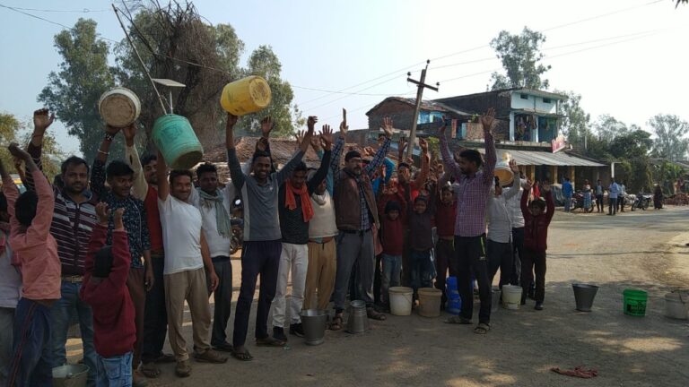 सारे हैंडपंप से पानी गायब, पीने के पानी के लिए हाहाकार, लोगों ने किया प्रदर्शन।