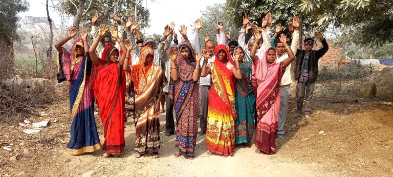 डाला-: सड़क का खस्ता हाल से जूझते ग्रामीणों ने किया प्रदर्शन।