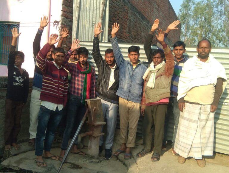 ग्राम पंचायत वैनी में महीनों से हैण्ड पम्प खराब होने के कारण ग्रामीणों ने किया विरोध प्रदर्शन।